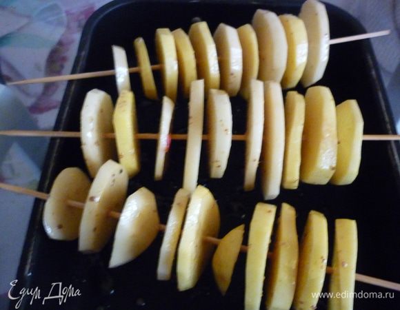 Замаринованные кружочки насаживаем на шпажки. А теперь шпажки располагаем над противенем или формой для запекания так, чтоб они на вису были и маринад не капал , заполняя грязью духовку. Я делала в аэрогриле. Но духовка тоже отлично подойдет для этого. У меня поджарилось все за 15 мин при температуре 190 градусов. Я еще пару раз за это время маринадом кисточкой помазала и покрутила шампурчики немного.