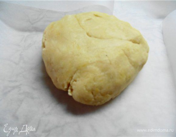 Песочное тесто: Просеянную муку смешать с сахарной пудрой (в оригинале 125 г, на мой взгляд достаточно 80 г) и солью. Добавить очень холодное масло, нарезанное кубиками и порубить в крошку. В мучную крошку добавить желток и воду. Быстро замесить тесто, которое скатать в шар, завернуть в пленку и поместить в холодильник на час.