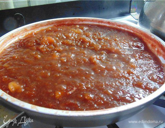 Яблоки очистить и нарезать тонкими ломтиками. В сотейнике тушить яблоки с сахаром и вином, добавив цедру и корицу, в течении 15-20 минут, до образования повидла. Остудить.