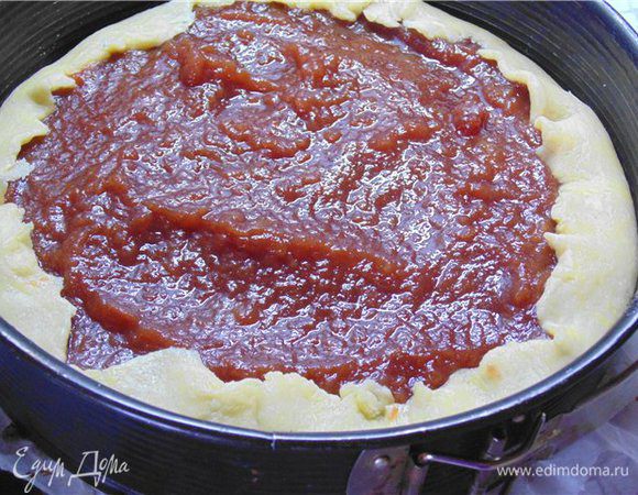 На лист теста выложить яблочное пюре. Края теста завернуть на яблоки.