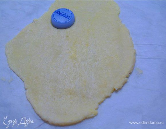 Оставшийся кусочек теста раскатать. Вырезать "виноградинки", листики, сформировать побеги.