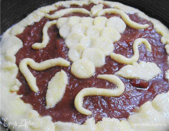 На яблочное пюре выложить тесто в форме виноградной грозди. Смазать тесто слегка взбитым белком и посыпать сахаром.