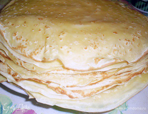 Готовим блинчики по своему любимому рецепту. Они должны быть тоненькими и несладкими. Можете воспользоваться моим любимым рецептомhttp://www.edimdoma.ru/retsepty/49667-babushkiny-blinchiki. Только надо уменьшить количество сахара. Точное количество блинчиков зависит от размера курицы и самих блинчиков. Мне понадобилось 8 блинчиков диаметром 18 см, чтоб нафаршировать курицу весом примерно 1,7 кг.