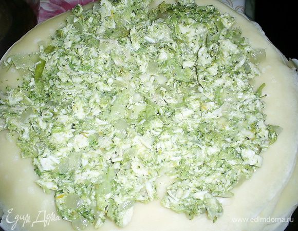 Блинчики намазываем начинкой и сворачиваем в рулетик. Нам понадобиться по 4-5 блинчиков с каждой начинкой. Желательно оставить немного начинки с брокколи, чтоб впоследствии сформировать красивую тушку.