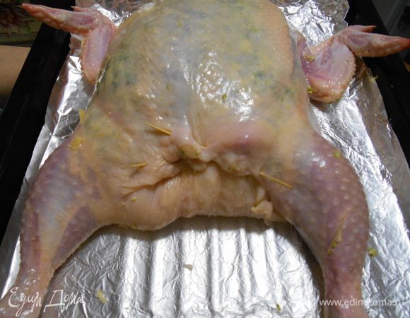 Присыпаем рулетики  половиной оставшегося сыра и вновь выкладываем рулетики (на 1 меньше, чем в первом ряду). Еще один рулетик я засунула в отверстие на месте шеи бедной курочки.
Теперь оставшейся начинкой с брокколи обмазываем рулетики внутри курицы, формируя правдоподобную тушку. Распределяем по начинке оставшийся сыр. Не стоит набивать кожу слишком туго, чтоб она не лопнула во время запекания.
Нам осталось скрепить кожу в местах разрезов. В области шейки я кожу просто подогнула под курицу, а снизу большой разрез скрепила зубочистками, заправив один слой кожи внутрь курицы.