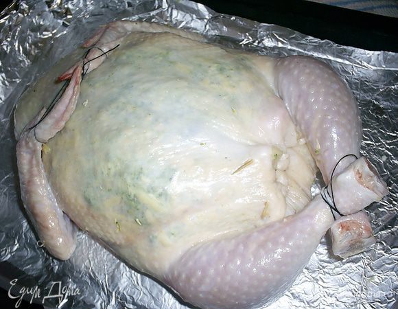 Ножки и крылышки связываем грубой ниткой.
Переносим нашу курицу на противень для запекания выстеленный фольгой и смазанный растительным маслом. Чтоб курочка не прилипла к фольге, под курицу желательно подложить деревянные палочки или шпажки.