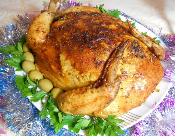 Даем курочке немного остыть, украшаем по своему вкусу и подаем к столу. 