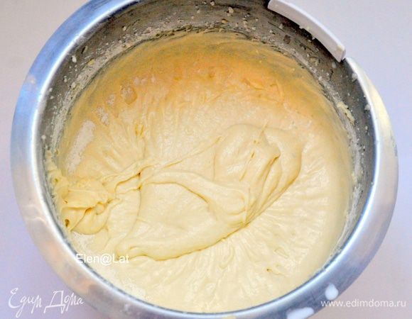 Печем кексы. Взбить сливочное масло с сахаром, солью и ванилином. Поочередно добавить яйца. Одно добавили — взбили до однородности, второе добавили — взбили. Затем добавить молоко и муку с разрыхлителем. Часть молока, часть муки, потом снова молоко и завершить мукой. Взбить.