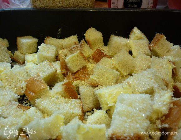 Теперь посыпаем кубики простым и ванильным сахаром и кунжутом. Все ставим в духовку. Для моей хватает 15 минут при 180 градусах. Тут сухарики требуют внимания.