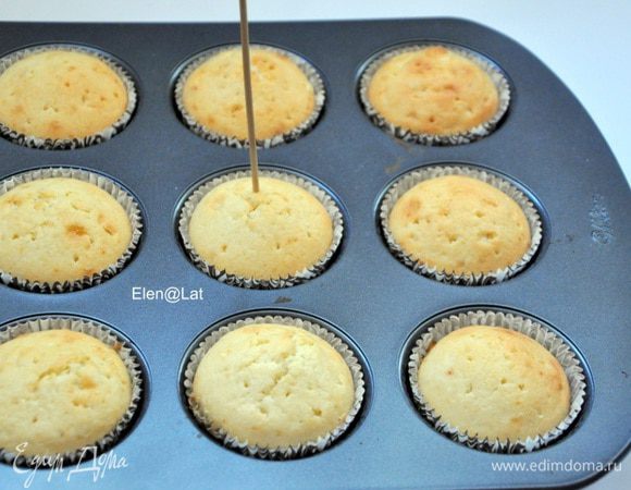 Пока пекутся кексы, варим кофе, даем остыть. Как только испекутся кексы, не вынимая их из формы, делаем проколы, по 10–12 штук протыкаем каждый кекс.