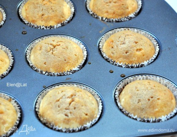 Пропитываем кексы кофе с ромом. Можно с помощью чайной ложки, я делала это с помощью кисточки. Пропитки не жалейте. Затем кексам даем полностью остыть.