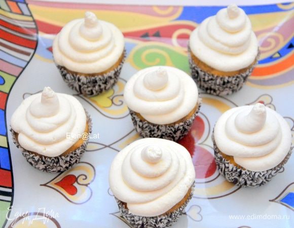 Готовим крем. Для этого взбиваем маскарпоне. Отдельно взбиваем сливки с сахарной пудрой и ванилином, до мягких пиков, не перевзбейте. Аккуратно смешайте маскарпоне и сливки. С помощью кондитерского мешка выложите крем на кекс, если мешка нет, можно крем положить в целлофановый пакетик, отрезать уголок и таким образом сделать кондитерский мешочек. Сверху кексы посыпать какао. 