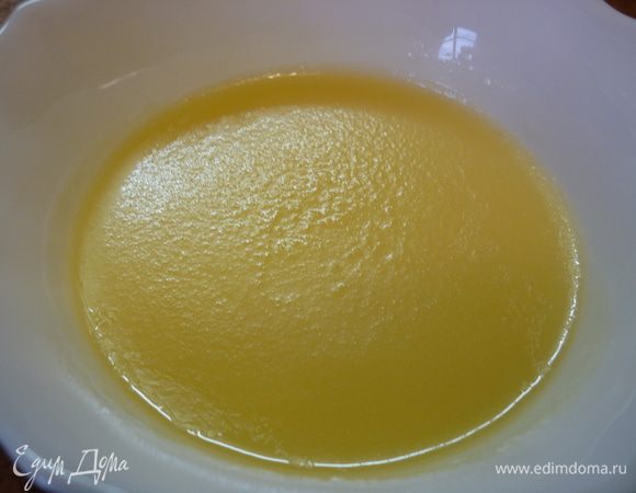 Жир, предварительно процеженный, выложить на противень.