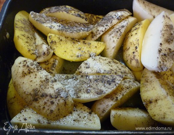 Картошку помыть, почистить, нарезать крупными дольками, посолить аккуратно, ведь в жире уже есть соль, поперчить. Я большой любитель острых ощущений, поэтому перчу щедро. Все перемешать.