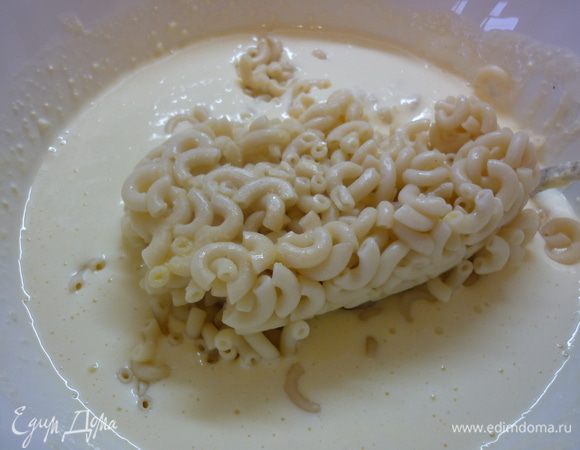 Смешаем творог, сметану, ванильный и обычный сахар, яйцо. Добавляем макароны. Ну сколько они еще будут стоять в холодильнике рядом с остатками сметаны и засыхающим творогом?