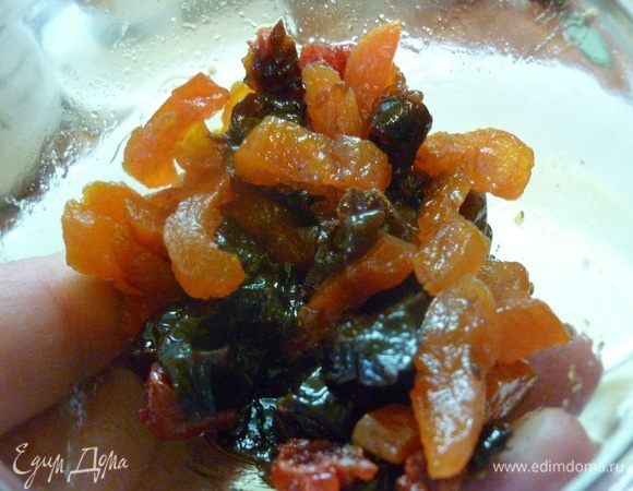 Сухофрукты (у меня изюм, курага, чернослив), промыть, при необходимости замочить или обдать кипятком, порезать, смешать с творожно-макаронной массой.