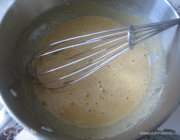 Готовим заварной крем: смешать яйцо, сахар и муку, перемешать. 