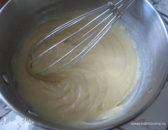 Добавить теплое молоко, ванильный экстракт, поставить на средний огонь, постоянно помешивая довести до загустения.