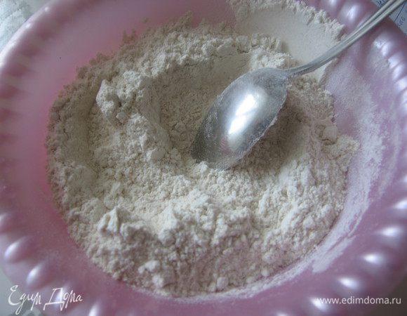 Смешать 2 вида муки, добавить разрыхлитель, просеять. Творог тщательно размять вилкой или протереть через сито чтобы не было комочков.