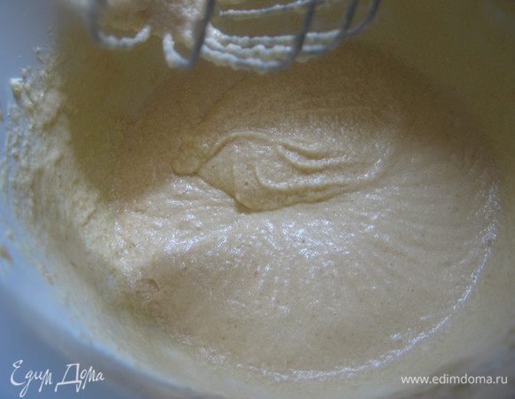 Масло взбить с сахаром, продолжая взбивать, по одному добавить яйца.