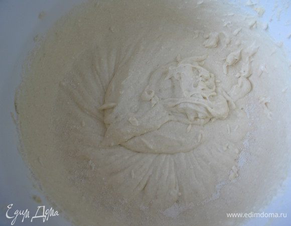 Муку. Получаем тесто консистенции густой сметаны.