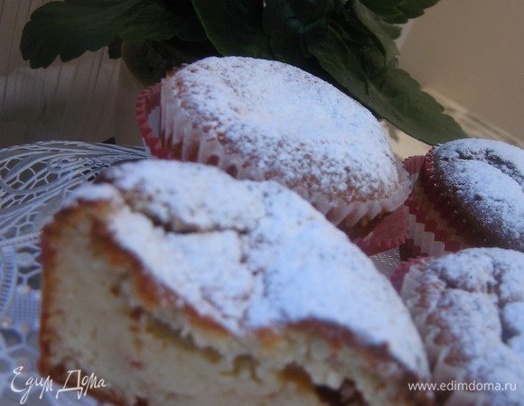 Выпекаем в разогретой до 180 град духовке 30 минут. Даем кексам полностью остыть, посыпаем сахарной пудрой и... наслаждаемся!