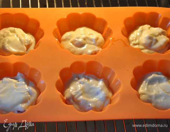 Мягкое масло растереть с пудрой, яйцом, ванилином и солью. Добавить сметану. Перемешать. просеять муку и разрыхлитель. Вмешать вишню. Выложить в формочки.