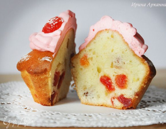 Приготовить крем. Развести краситель с каплей воды. Взбить сливки с закрепителем и пудрой, добавить краситель. 