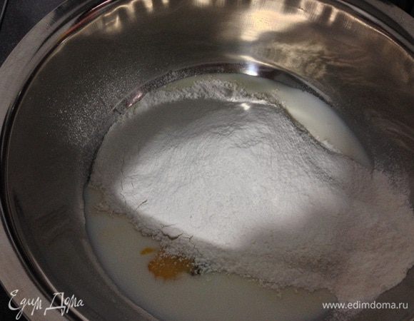 Развести дрожжи в небольшом количестве молока. В молоко добавить соль, сахар, яйца, растительное масло и перемешать. 