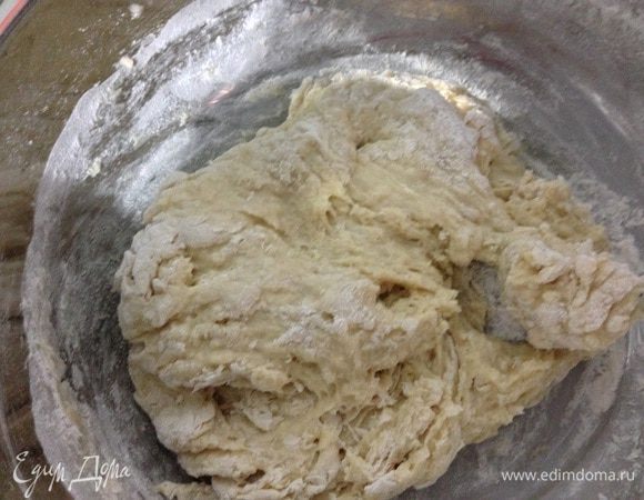 Добавить часть муки, перемешать, положить дрожжи, хорошо перемешать, затем оставшуюся муку и замесить тесто.