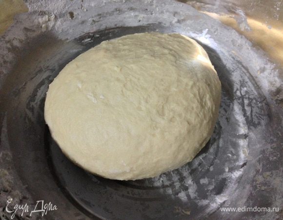 Накрыть тесто и поставить в теплое место на 2 часа или пока оно не увеличится в объеме в 2 раза. Если после первого подъема обмять тесто и дать ему подойти еще раз, то выпечка будет более воздушной. 