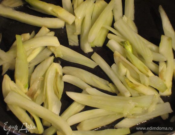 Разогреть в сковороде 3 ст.л. оливкового масла и обжарить фенхель несколько минут.