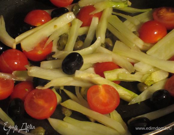 Добавить помидорки, каперсы, оливки, посолить, поперчить, накрыть крышкой и готовить 5-6 минут на среднем огне .
