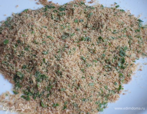 Панировка: смешать панировочные сухари  с измельчённой петрушкой.