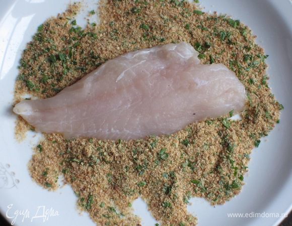 Обвалять рыбу в получившейся  смеси.