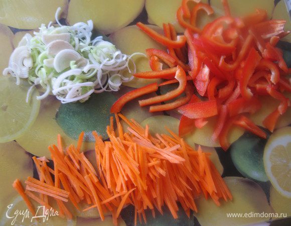 Лук-порей порезать полукольцами, овощи тонкой соломкой, чеснок мелко порубить.