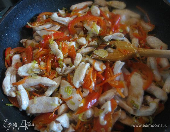 К овощам добавить мясо.