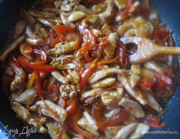 Добавить соус, перемешать, поставить на средний огонь, довести до кипения, чтобы соус стал густым. выключить огонь, накрыть крышкой и дать настояться 1 час.