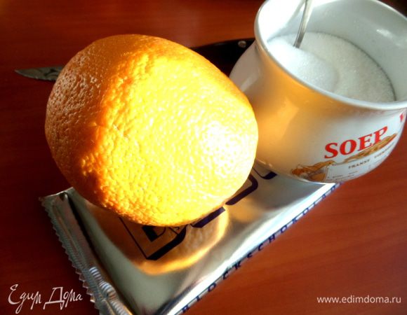 Вот и все нужные продукты! Апельсин помыть,очистить большими кусками-четвертинками (можно по ходу дела его съесть, он нам не нужен!).