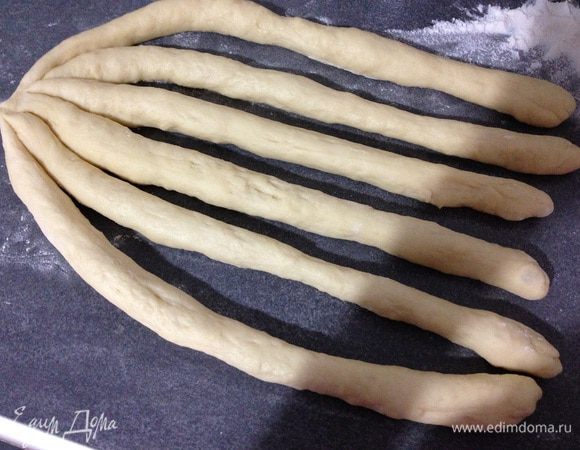 Тесто разделить на одинаковые кусочки. Их данного количества теста получится 2 халы примерно по 500 грамм. У меня получились шарики по 90 грамм. Раскатать в жгуты. Шесть жгутов положить вместе, скрепить в одном месте и заплести халу. 