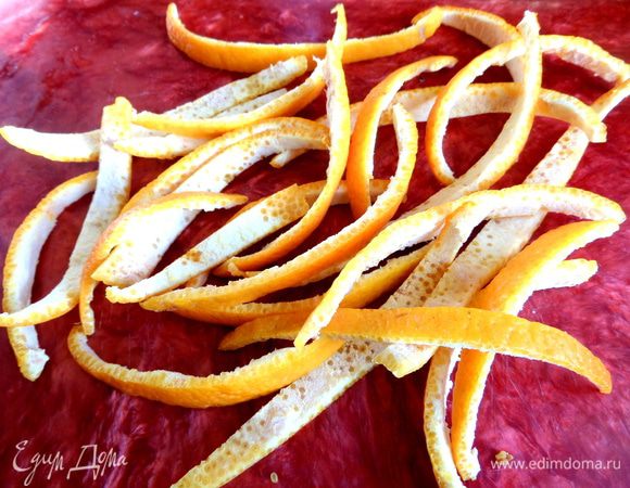 Шкурку нарезать соломкой и снять слегка белую мякоть.