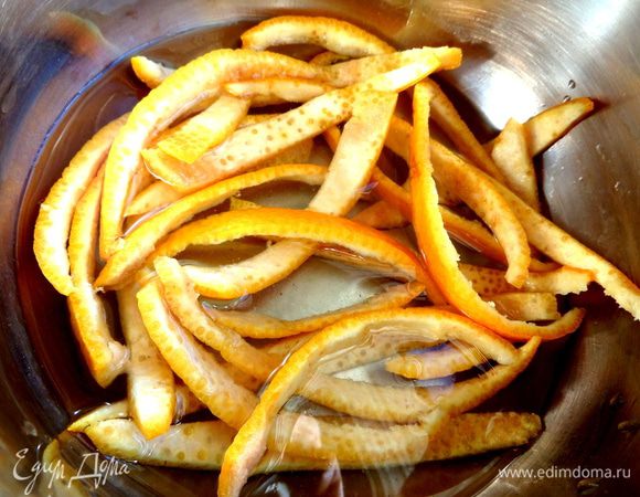 Налить воду в кастрюльку и поставить на огонь...Когда нагреется,бросить корочки и потомить пару минут!