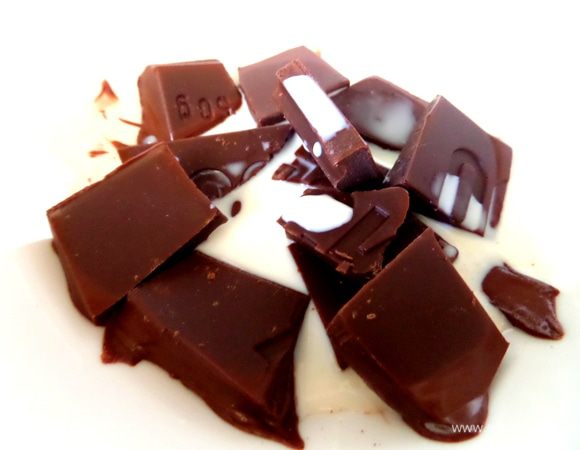 Добавить немного молока,сливок или воды и поставить на водяную баню.