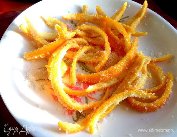 Насыпать в тарелку сахар и обвалять в нём ещё тёплые корочки.