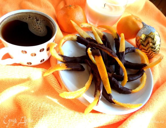 С кофейком очень даже неплохо..., апельсиновый аромат с кофе хорошо сочетается,ну а про шоколад вообще молчу))) Ну,если кого уговорила, пробуйте!!!