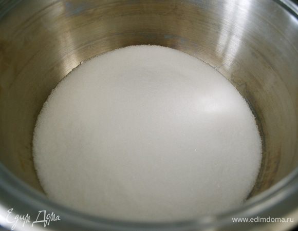 В достаточно глубокую кастрюльку с тяжелым дном высыпать сахар. Поставить на средний огонь и начать постепенно нагревать сахар, не мешать. Поначалу встряхнуть несколько раз кастрюльку.