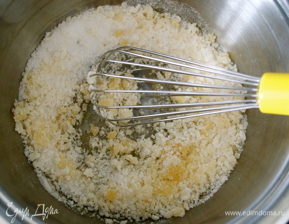 Как только сахар начнет плавится, начать осторожно мешать его венчиком (ложкой). Несмотря на образование сахарных комочков, продолжать размешивать... В последствии все расплавится.