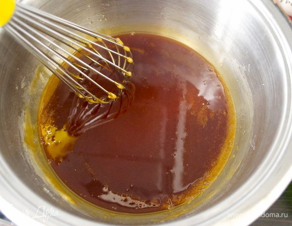 Продолжать мешать до полного растворения сахара и приобретения им красивого глубокого янтарного оттенка... Полученная карамель должна достигнуть температуры кипения равной примерно 180 С. Если у Вас нет термометра, ориентируйтесь немного по цвету Вашей карамели, она не должна подгореть!