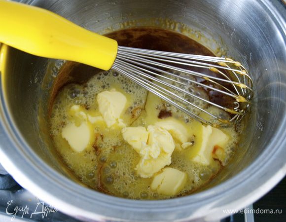 Затем добавить сразу все масло КОМНАТНОЙ ТЕМПЕРАТУРЫ! Осторожно... Так как карамель активно закипит, забурлит... Не страшно - продолжаем осторожно размешивать до получения однородности.