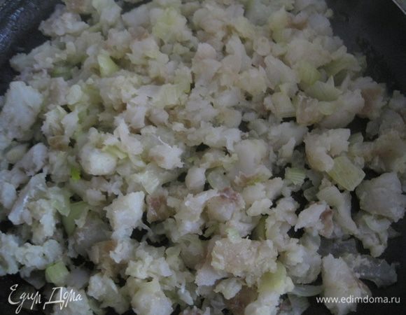 Рыбное филе и лук нарезать кубиками, обжарить на растительном масле.